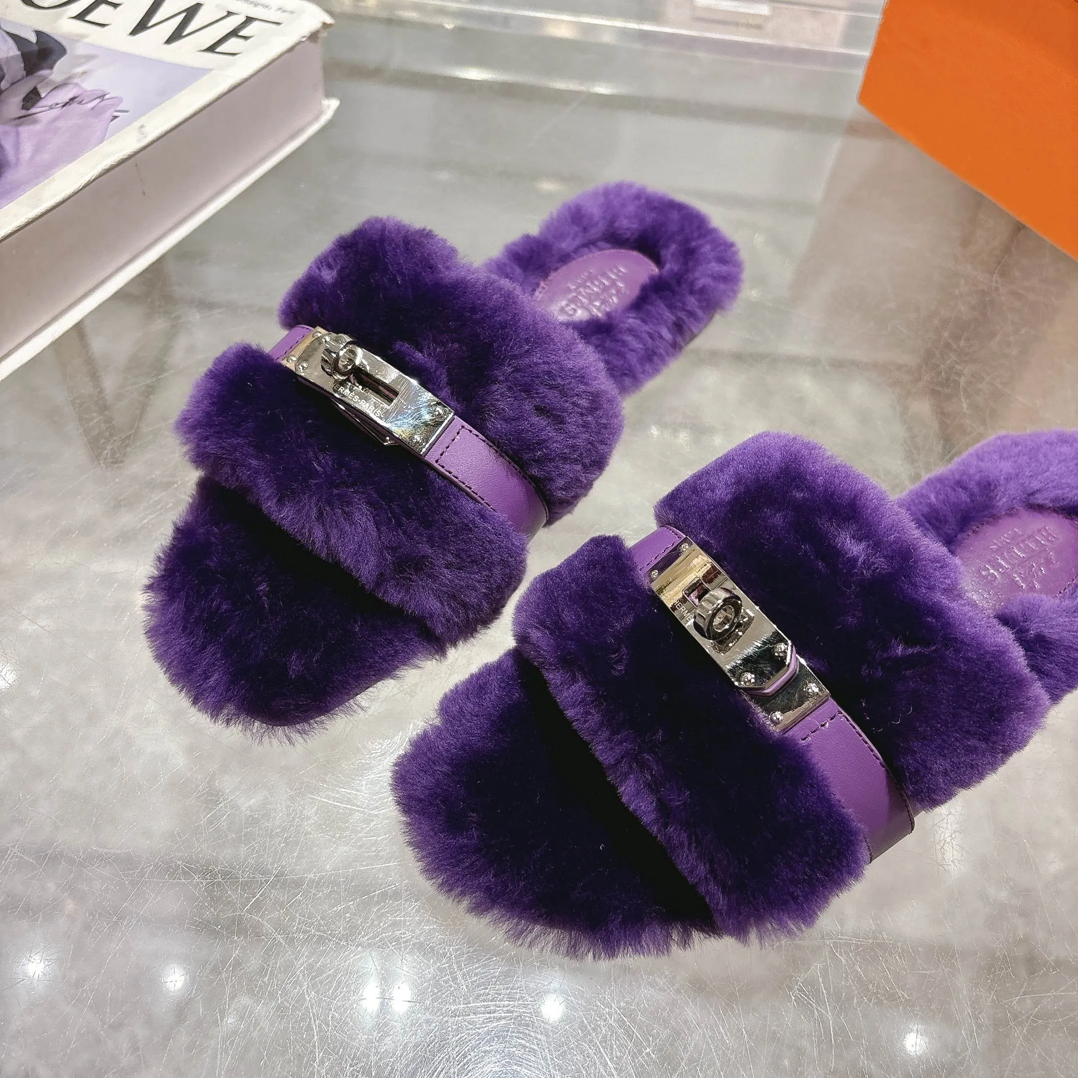 👟👟Ex-factory price 500👟👟 Purchasing agent level Hermes Hermès second uncle hair slippers are in stock all year round. 2025 new and new colors official website, Xiaohongshu synchronizes the latest color matching Hermès hot models are hot online, upgraded workmanship, high quality! Fashionable small wool H-trailers, autumn and winter style flat-soled wool mop, can be customized without standard, non-refundable and non-exchangeable. Fabric: Imported lamb's roll real wool. Lining: Imported lamb's roll real wool. Outsole: Genuine leather outsole. Size: 35-43, [Note: 41, 42, 43 customized]